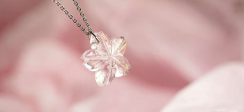 はつ恋の薄紅色 淡い薄紅色(エルビウムピンク)。 ラフォルム ガラスジュエリー ガラスアクセサリー
