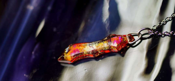 ラフォルム ガラスジュエリー ガラスアクセサリー Flame blade 燃え上がる炎をそのまま短剣へ変えたような、細身で鋭いフォルムのペンダントです。透明感のあるレッドの内部で、イリデセント（ラメ）がゴールドやオレンジ、ピンクへ激しく変化し、刃の…