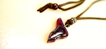 Impressive sparkling form ～ Red earth / Blue spirit ～ 存在感のある逸品は男性にもお勧めです。 ラフォルム ガラスジュエリー ガラスアクセサリー