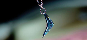 ラフォルム ガラスジュエリー ガラスアクセサリー Aquamarine Boomerang 鋭く弧を描く細身のフォルムは、空を切って戻ってくるブーメランのよう。透明感のあるアクアマリンブルーの中へ繊細なイリデセント（ラメ）を施し、シャープな輪郭に水…