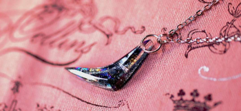 Aquamarine Boomerang 内部にはレインボーラメが煌きます。 ラフォルム ガラスジュエリー ガラスアクセサリー