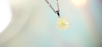 Morning mist clover 優しい半透明ホワイトの可愛らしいクローバー。立体的な仕上がりです。 ラフォルム ガラスジュエリー ガラスアクセサリー