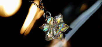 絆 ～ 煌く白銀の花 ～ 美しい煌きがオーロラのように内部に広がります。 ラフォルム ガラスジュエリー ガラスアクセサリー