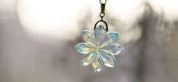 オパールの花 八方に広がる花びらを持つガラスの花。 ラフォルム ガラスジュエリー ガラスアクセサリー