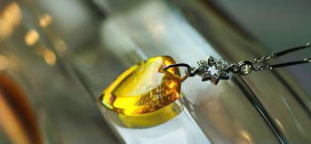 ラフォルム ガラスジュエリー ガラスアクセサリー Yellow bullet 陽射しを思わせる二種類のイエローを重ね、先端へ向かって鋭く絞った弾丸型のペンダントです。明るいマリーゴールドイエローと透明感のある黄色が奥行きをつくり、その内部ではイリデ…