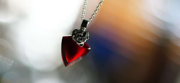 ラフォルム ガラスジュエリー ガラスアクセサリー Attractive silver rose emblem 上品な大人の色合い「チェリーレッド」の単色が美しいエンブレムタイプペンダント『Attractive emblem』をベースに、Silver…