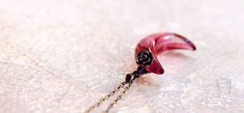 Ruby moon 薔薇のチャームとアンティークゴールドカラーの金具パーツ付き。 ラフォルム ガラスジュエリー ガラスアクセサリー