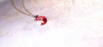 Ruby moon 素敵な三日月ペンダント。 ラフォルム ガラスジュエリー ガラスアクセサリー