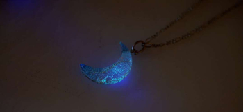 Snowy moon 暗闇では神秘的な光を放ちます。 ラフォルム ガラスジュエリー ガラスアクセサリー