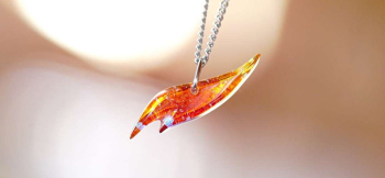 ラフォルム ガラスジュエリー ガラスアクセサリー Blazing eyes / ペンダント ずっと憧れていらした、ダークヒーローの瞳をモチーフにアレンジを加えてお作りした世界にひとつのオリジナルペンダントが完成いたしました。流れるようなスピード感の…