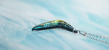 Dichroic Boomerang 内部のラメと「ダイクロガラス」の美しい煌き。 ラフォルム ガラスジュエリー ガラスアクセサリー