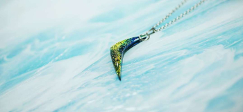 Dichroic Boomerang シンプルで美しい逸品。 ラフォルム ガラスジュエリー ガラスアクセサリー