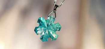 Crystal snow flower ～ 神秘なる雪原の花 ～ アクアブルーの色合い。 ラフォルム ガラスジュエリー ガラスアクセサリー