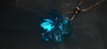 Crystal snow flower ～ 神秘なる雪原の花 ～ 暗闇では神秘的な光を放ちます。 ラフォルム ガラスジュエリー ガラスアクセサリー