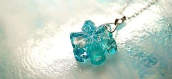 Crystal snow flower ～ 神秘なる雪原の花 ～ 繊細で美しいオリジナルペンダント。 ラフォルム ガラスジュエリー ガラスアクセサリー