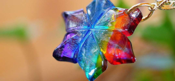 聖なる虹の花 光の反射や透過で様々な表情をお楽しみいただけます。 ラフォルム ガラスジュエリー ガラスアクセサリー