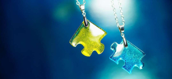 ラフォルム ガラスジュエリー ガラスアクセサリー PUZZLE ～ 永久の絆 ～ 青と黄色、それぞれのグラデーション。ガラスならではの透明感と艶やかな質感をお楽しみいただける世界にひとつのジグソーパズルのピースタイプペンダント二点が完成いたしました。