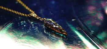 Marine gold rush 美しい細身のエンブレムタイプペンダント。 ラフォルム ガラスジュエリー ガラスアクセサリー