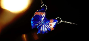 ラフォルム ガラスジュエリー ガラスアクセサリー Indian Leaf Butterfly 美しいコノハチョウのイメージを表現した、世界にひとつのオリジナルペンダントが完成いたしました。美しく煌びやかな表側は、モルフォチョウのような美しいブルーの…