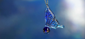 Rest the wings of the dichroic glass. ブルーのグラデーションに美しい「ダイクロガラス」の煌きを施しました。球体にとまったアゲハ蝶のフォルムです。 ラフォルム ガラスジュエリー ガラスアクセサリー