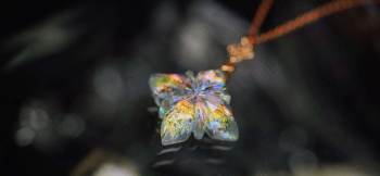 麗しき光の花 煌きを閉じ込めた美しいガラスペンダント。 ラフォルム ガラスジュエリー ガラスアクセサリー