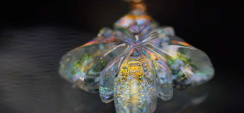 麗しき光の花 見る角度や光の当たり方で無限の表情に変化します。 ラフォルム ガラスジュエリー ガラスアクセサリー