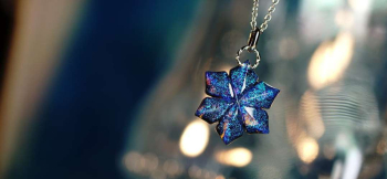 ラフォルム ガラスジュエリー ガラスアクセサリー 彩虹の花 ～ 可憐 ～ 天に架かる清らかな虹を映して咲く神秘の花。小ぶりサイズの中に美しい煌きを閉じ込めています。美しさと存在感あふれる世界にひとつのペンダント。6枚の花びらを持つ雪の結晶のようなガ…