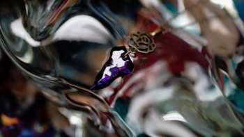 Black rose thorn MINI 黒薔薇の棘が妖しく煌く、美しいオリジナルペンダント。表面のカットと煌きをお楽しみください。 ラフォルム ガラスジュエリー ガラスアクセサリー