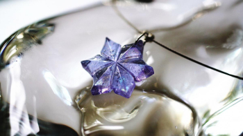 静寂の紫花 ～ 神秘の光 ～ 美しい雪の結晶のようなデザインのペンダントです。 ラフォルム ガラスジュエリー ガラスアクセサリー
