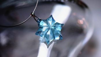 静寂の紫花 ～ 神秘の光 ～ 優しいブルー系の色合いに見えるシーン。 ラフォルム ガラスジュエリー ガラスアクセサリー