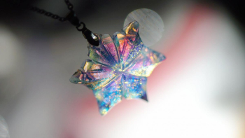 絹雪の花 ~ 温もりの煌き ~ 反射や透過で表情が変幻自在に変化。 ラフォルム ガラスジュエリー ガラスアクセサリー