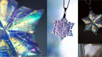 絹雪の花 ~ 温もりの煌き ~ 裏面側の雪の結晶の様な彫刻が印象的。 ラフォルム ガラスジュエリー ガラスアクセサリー