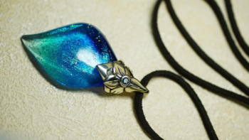 フラワーエンジェル ～ Collaborate glass leaf / Blue ～ デザイナーの瀧本めぐみさんとラフォルムのコラボレーションペンダント。 ラフォルム ガラスジュエリー ガラスアクセサリー