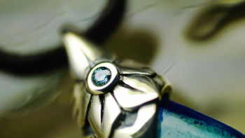 フラワーエンジェル ～ Collaborate glass leaf / Blue ～ 「フラワーエンジェル」のフォルムをモチーフにデザインされたオリジナルバチカン。 ラフォルム ガラスジュエリー ガラスアクセサリー