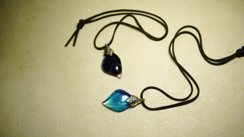 フラワーエンジェル ～ Collaborate glass leaf / Blue ～ 本牛革コード仕様。 ラフォルム ガラスジュエリー ガラスアクセサリー