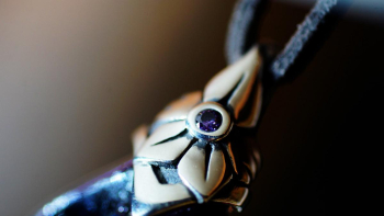 フラワーエンジェル ～ Collaborate glass leaf / Purple ～ デザイナーの瀧本めぐみさんとラフォルムのコラボレーション。「フラワーエンジェル」のフォルムをモチーフにデザ… ラフォルム ガラスジュエリー ガラスアクセサリー