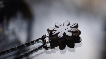 咲き誇る人生の花 ～ Days to Embrace the Beauty of Life, Like a Flower in Bloom. ～ 裏面は経年を経て風化したような質感のテクスチャを表現。 ラフォルム ガラスジュエリー ガラスアクセサリー