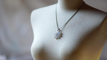 咲き誇る人生の花 ～ Days to Embrace the Beauty of Life, Like a Flower in Bloom. ～ 繊細なガラスの花を、ぜひお手に取ってお楽しみください。 ラフォルム ガラスジュエリー ガラスアクセサリー