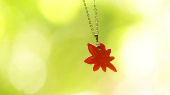Leaping maple 小ぶりで身に着けやすいペンダント。 ラフォルム ガラスジュエリー ガラスアクセサリー
