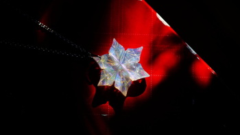 ラフォルム ガラスジュエリー ガラスアクセサリー 絹雪の花 ～ 紗(うすぎぬ) ～ 伸びやかでスタイリッシュな六枚の花びらが印象的なフォルム。雪の様な優しい半透明ホワイト。内部に美しい「ダイクロガラス」の煌きが散りばめられた、世界にひとつのガラスペ…