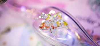 ラフォルム ガラスジュエリー ガラスアクセサリー ～ 夢の花 / ネックレス ～ 透明な花の中に、珊瑚パウダーやカラーガラスを数色あしらいました。様々な角度からご覧頂きますと、珊瑚礁の海中のような雰囲気を感じていただけます。とても可愛らしい花のネッ…