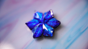 静寂の紫花 ～ Future of Aurora  ～ 美しい雪の結晶のようなデザインのペンダント。 ラフォルム ガラスジュエリー ガラスアクセサリー