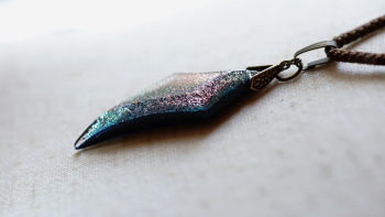ラフォルム ガラスジュエリー ガラスアクセサリー Mysterious dichroic claw 鉤爪や細い羽根を思わせる、鋭く湾曲したフォルムが目を引くガラスペンダントです。黒に近い深いブルーを土台に、ダイクロガラスとイリデセント（ラメ）を重ね…