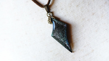 Mysterious dichroic claw 光によって色合いが変化する鉤爪のようなフォルム。 ラフォルム ガラスジュエリー ガラスアクセサリー
