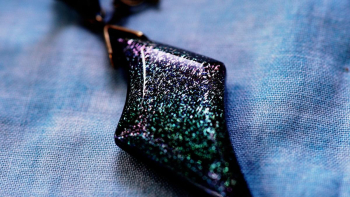 Mysterious dichroic claw 内部の細かな煌きがグリーン系～ピンク系へと変化します。 ラフォルム ガラスジュエリー ガラスアクセサリー