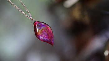 Ruby leaf ルビー色の美しいメモリアルペンダント。 ラフォルム ガラスジュエリー ガラスアクセサリー