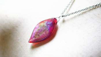 Ruby leaf 美しい煌きを閉じ込めています。 ラフォルム ガラスジュエリー ガラスアクセサリー