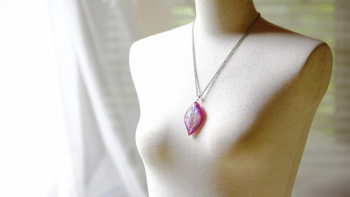 Ruby leaf 胸元を彩るメモリアルペンダントです。 ラフォルム ガラスジュエリー ガラスアクセサリー