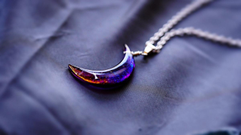 MIKAZUKI ～ 紫月 ～ 透明感のある赤紫。美しいパープルの色味をベースにブルー系などに煌く神秘的な煌きを施しました。 ラフォルム ガラスジュエリー ガラスアクセサリー