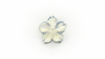 ラフォルム ガラスジュエリー ガラスアクセサリー 瑠璃の一輪桜・淡雪 001(ラメ)★ペンダント、ピアス・イヤリング、リングなどに仕立ててお届けします♪ ほんのひとときだけ、春の空に舞い降りた雪のような。『瑠璃の一輪桜・淡雪001』は、ふんわりと透…
